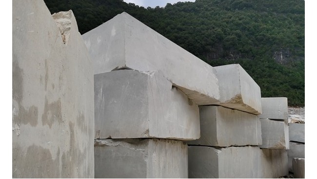 四方石材礦山百萬(wàn)平米灰色大理石礦山資源